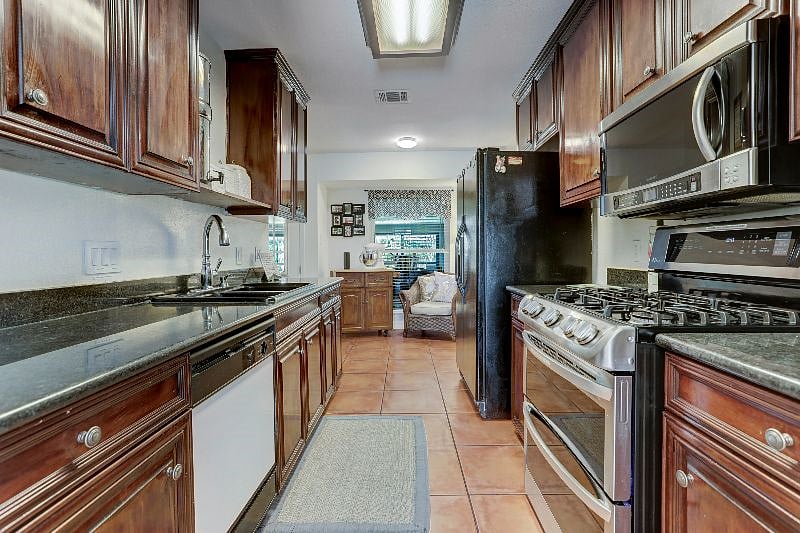 Kitchen with double oven, all the normal utinsels, nice deep sink, and dining supplies for 8 guests. Should have everything you need!