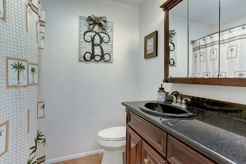 Guest bathroom with shower/tub combo for those who can't say no to a nice hot epsom salt bath... aka me;)