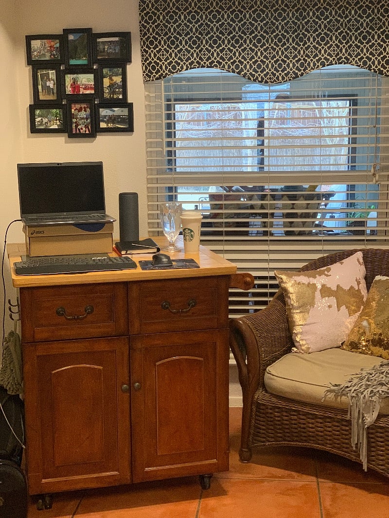 Great stand up desk that can be rolled to any room