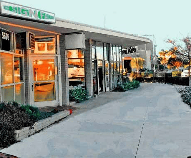 Walking distance to Shops and Restaurants.