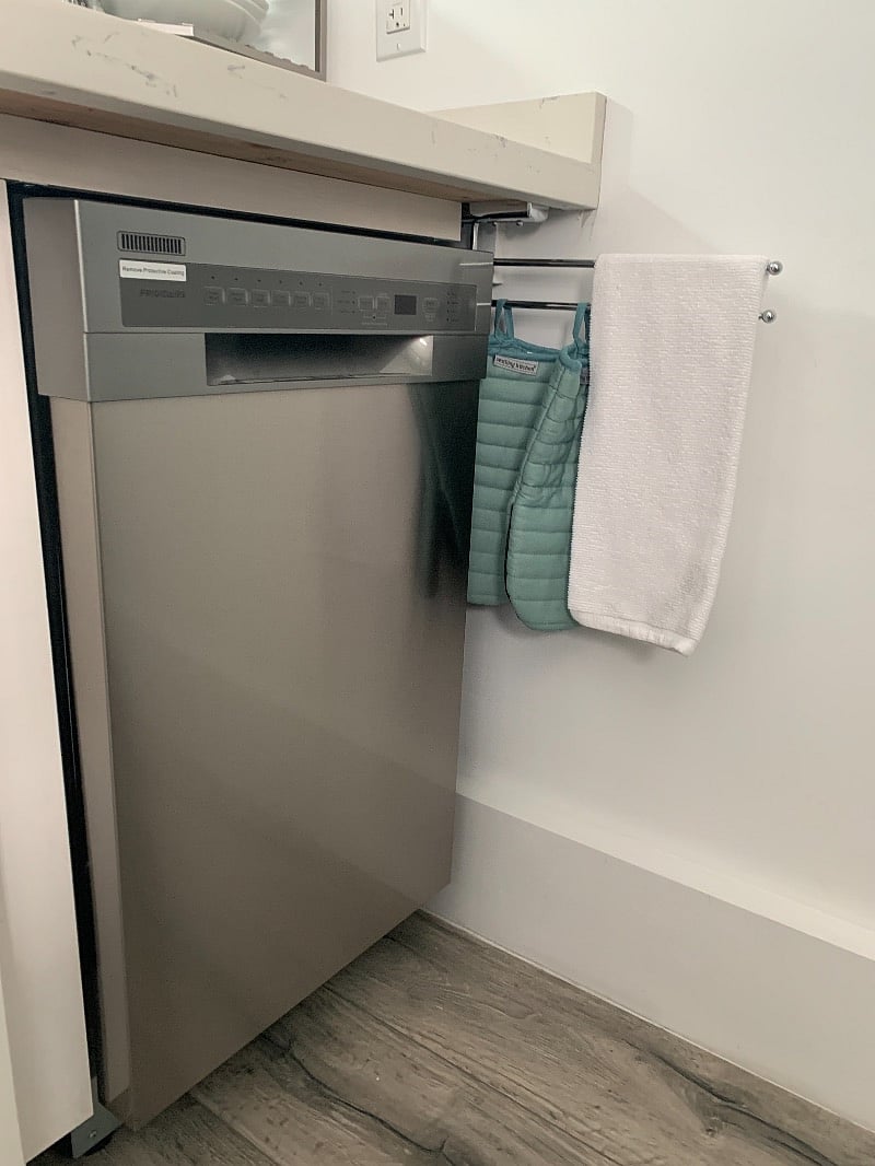 pull-out towel rack