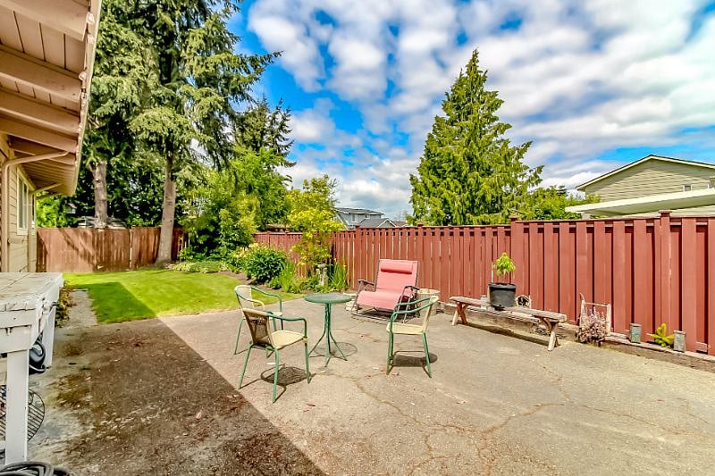 relax in the private back/side yard, bbq, gardening, sunbathing, happiness...