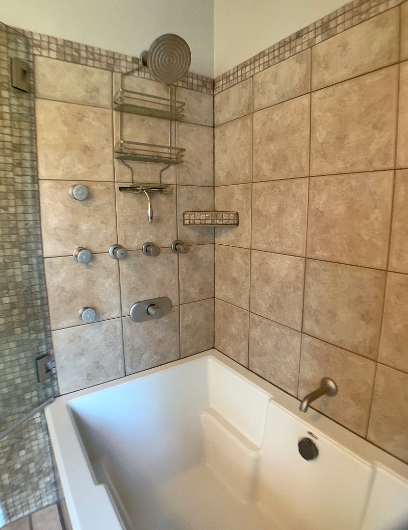 Bathroom 1 en suite 