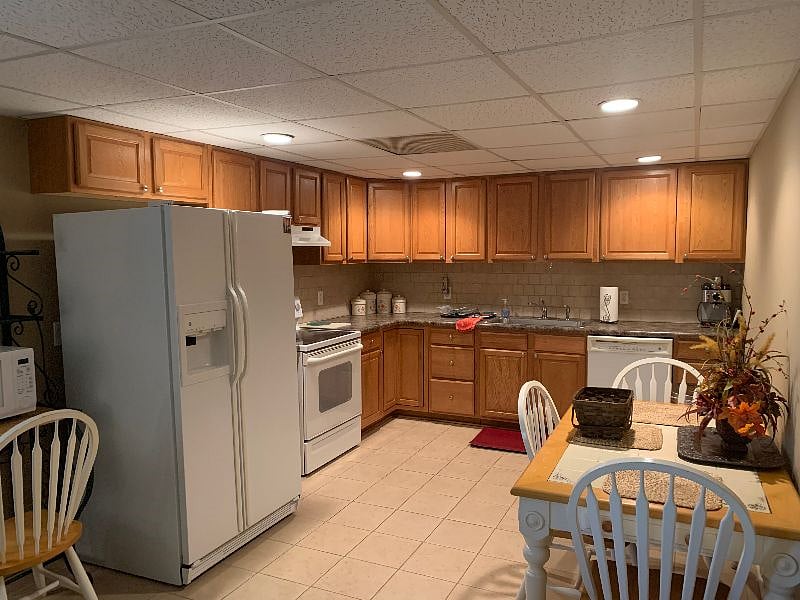 full eat in kitchen