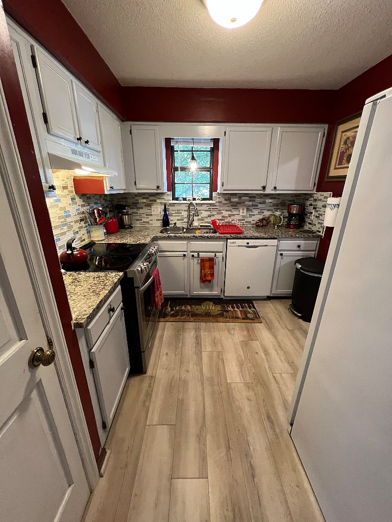 KITCHEN HAS EVERYTHING TO COOK A FANTASTIC MEAL.