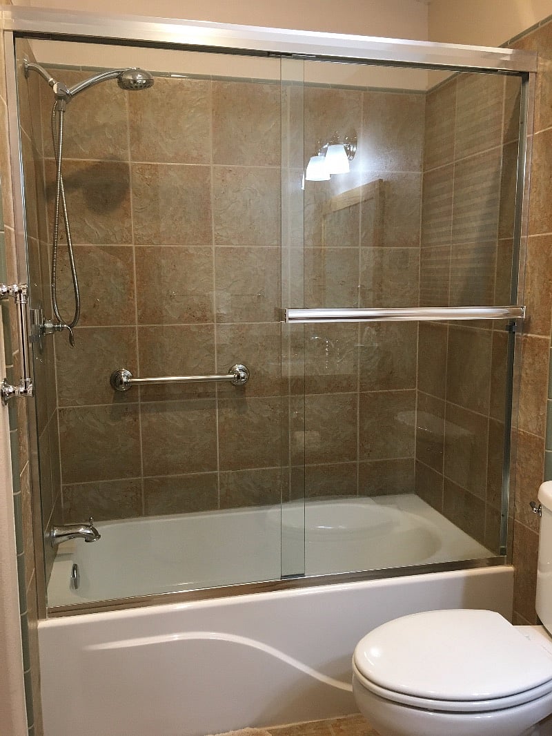 Bathtub/shower with safety bars