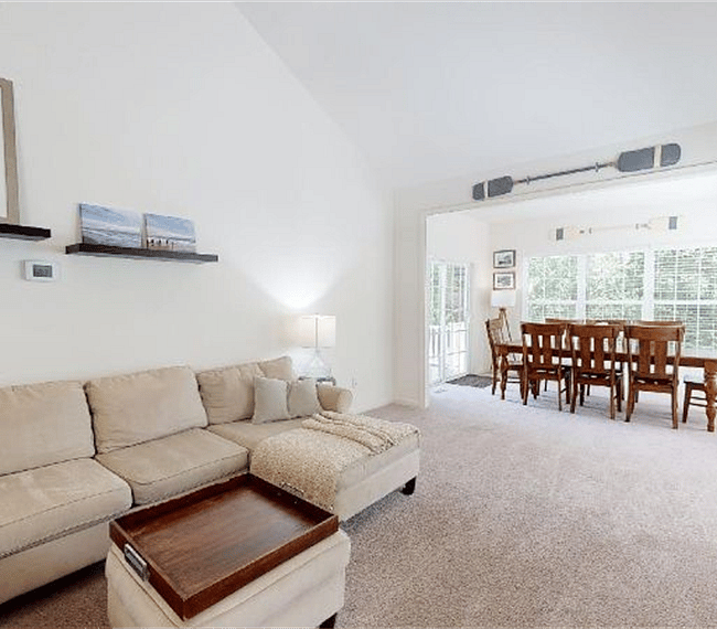 Spacious living, fully carpet 