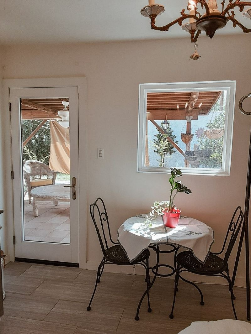 Bright & Open dining/kitchen area