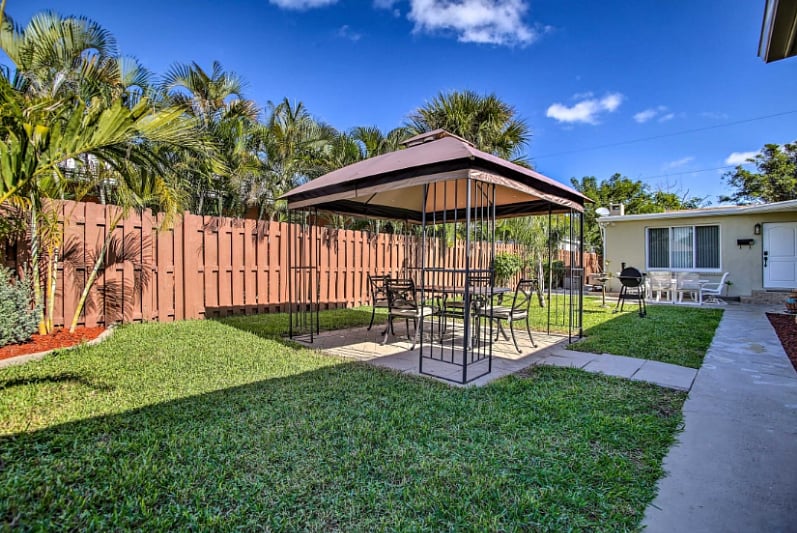 1.Come visit this cozy 3-bedroom, 1-bathroom home in Pompano Beach.