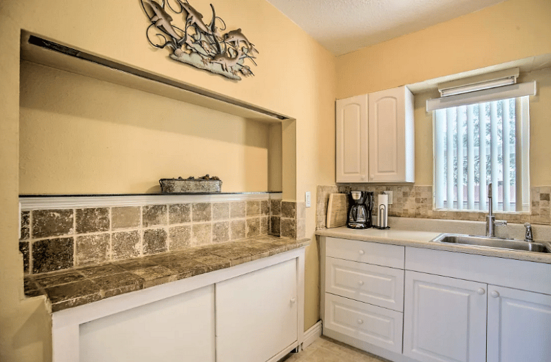 7.Prep your meals on this tile countertop.