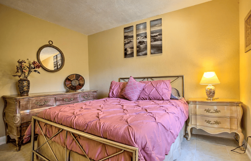 15.After a day at the beach you'll fall asleep easily on this queen-sized bed.