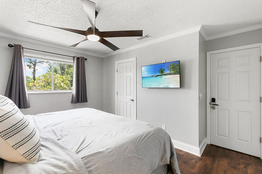 Master Bedroom & Private Bathroom