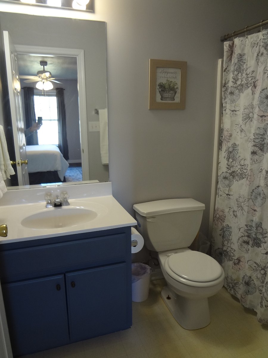Master bedroom private bathroom with full shower/tub.