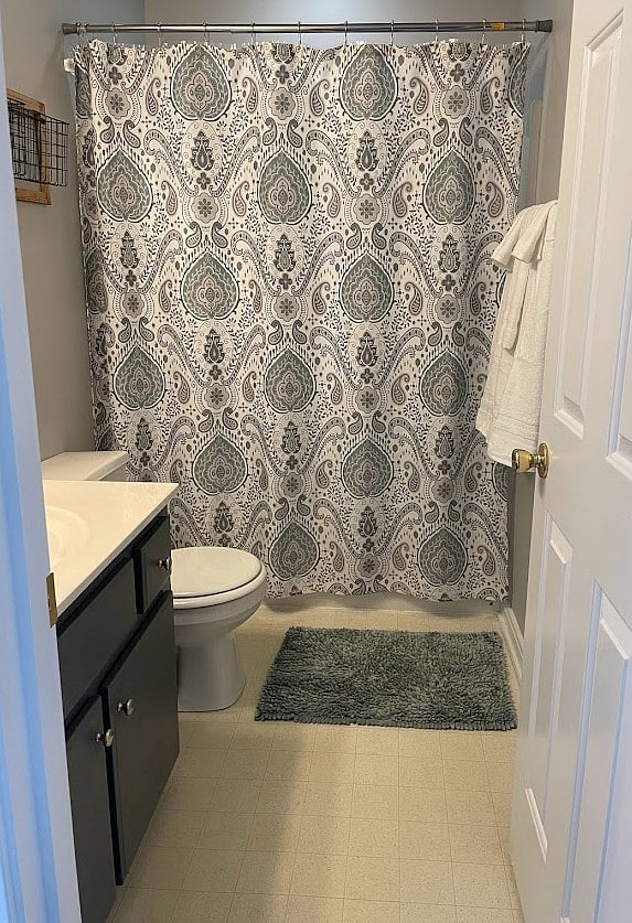 Full bathroom off hall.