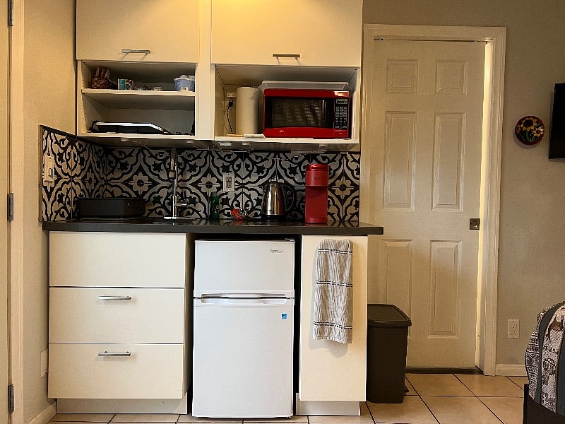 Complete new kitchenette.