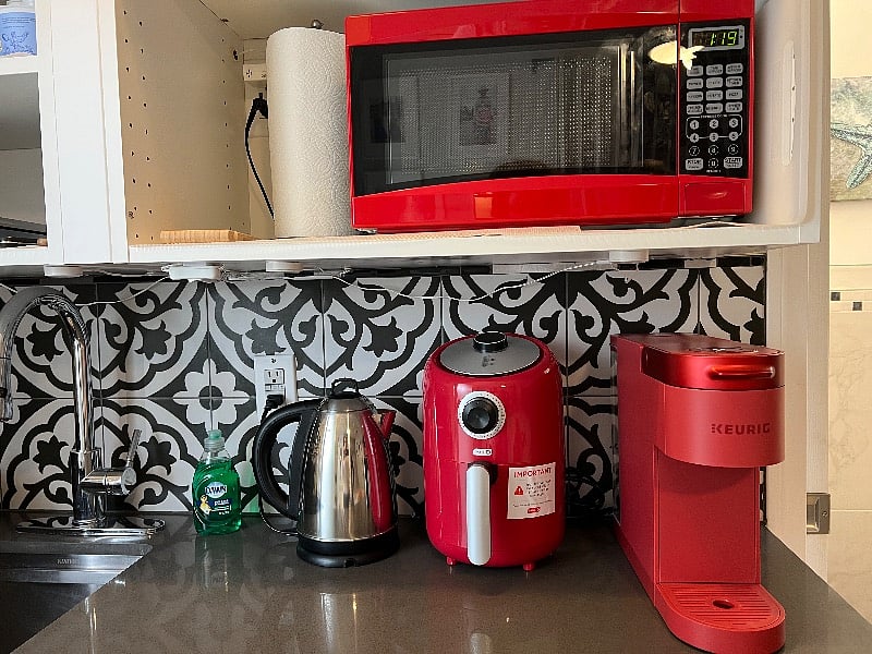 Electric kettle, air fryer, Keruig coffee maker, micro wave.