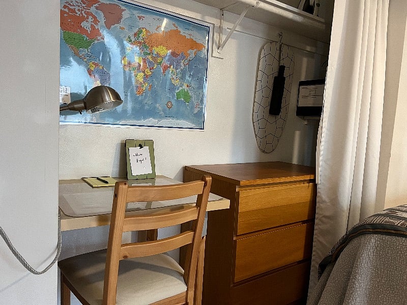 Desk/eating area
