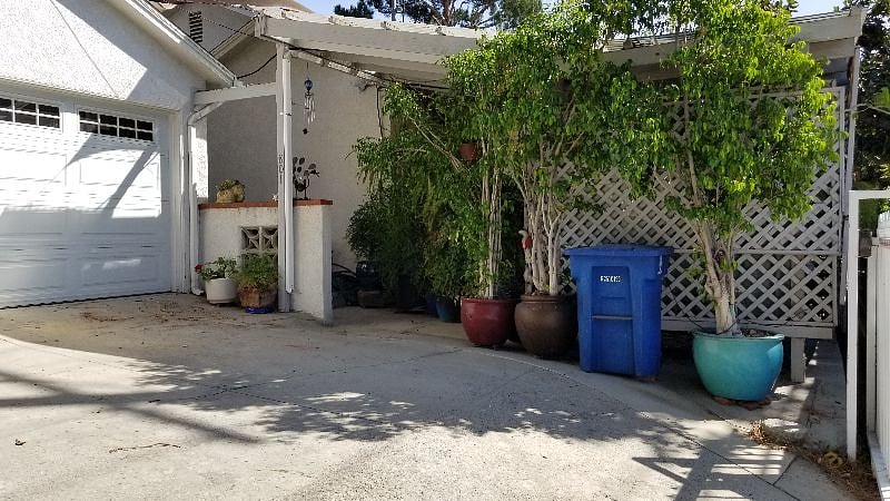 Own entrance to studio, walk between garage and house.