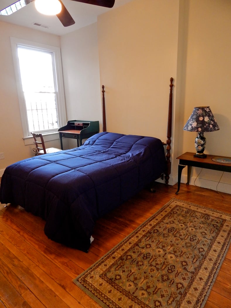 Middle bedroom with double bed