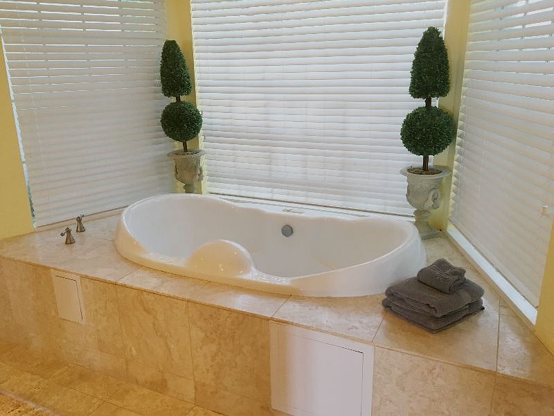 Jacuzzi tub of Ensuite Primary bathroom - 1st floor