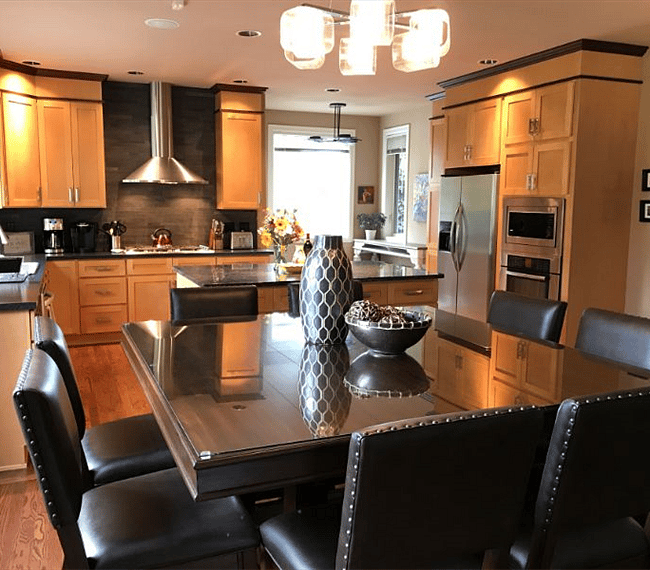 The dining area and table off of the kitchen... enough room for 8 guests to enjoy a delicious dinner!