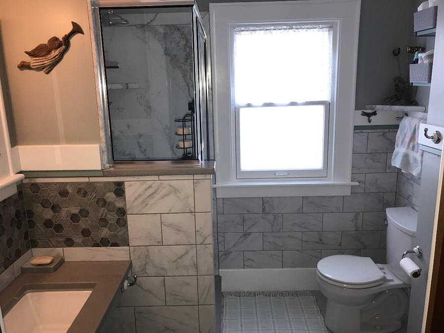Hall Bath (Magnolia Room)