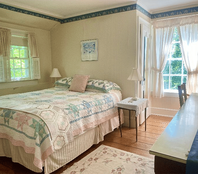2nd Floor Apt - Queen Bedroom East Side