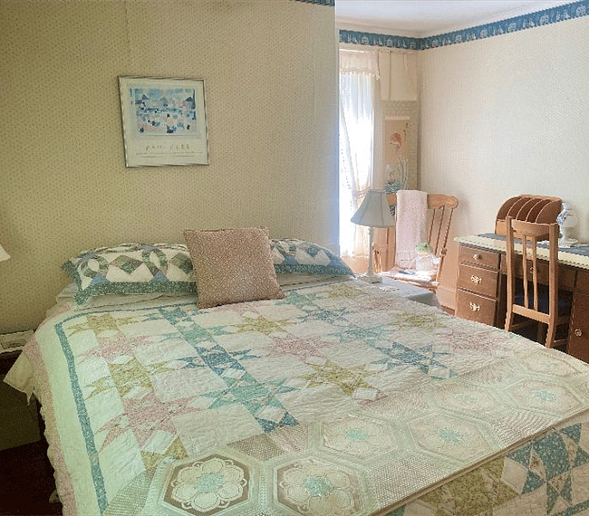 2nd Floor Apt - Queen Bedroom East Side