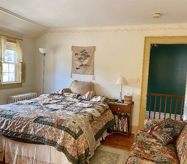 2nd Floor Apt - Queen Bedroom/Living Room West Side2nd Floor Apt - Queen Bedroom/Living Room West Side