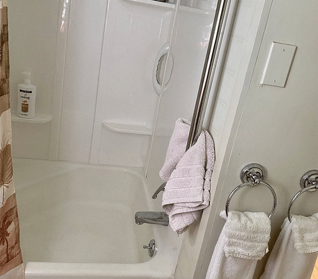 1st Floor Apt - Bathroom