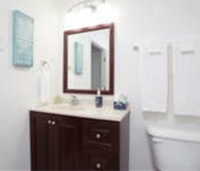 Spacious and clean bathroom 