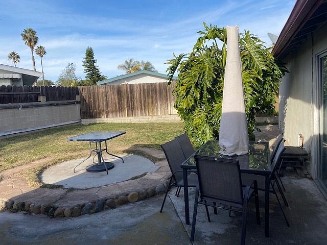 Outdoor table w/ 6-chairs & Umbrella