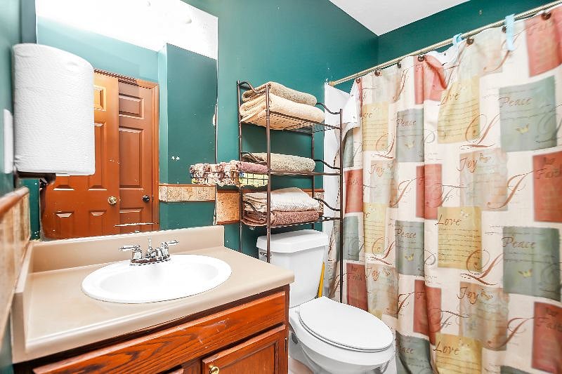Shared hall bath that is upstairs