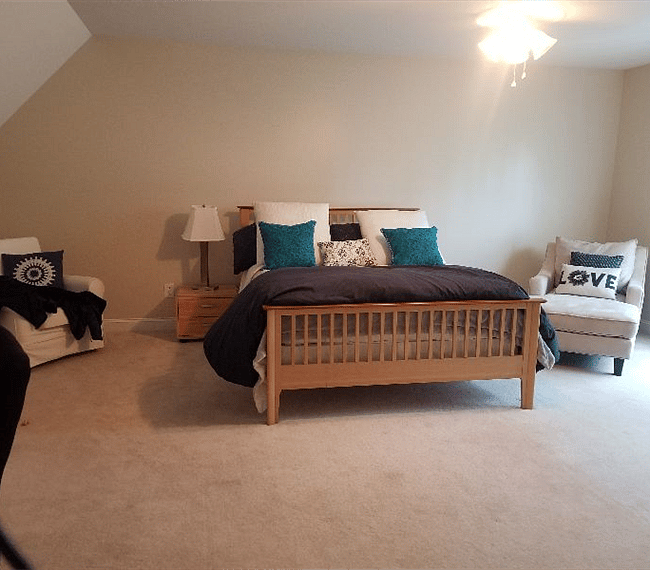 Spacious bedroom upstairs $950 month includes access to to the entire home as well as the amenities.