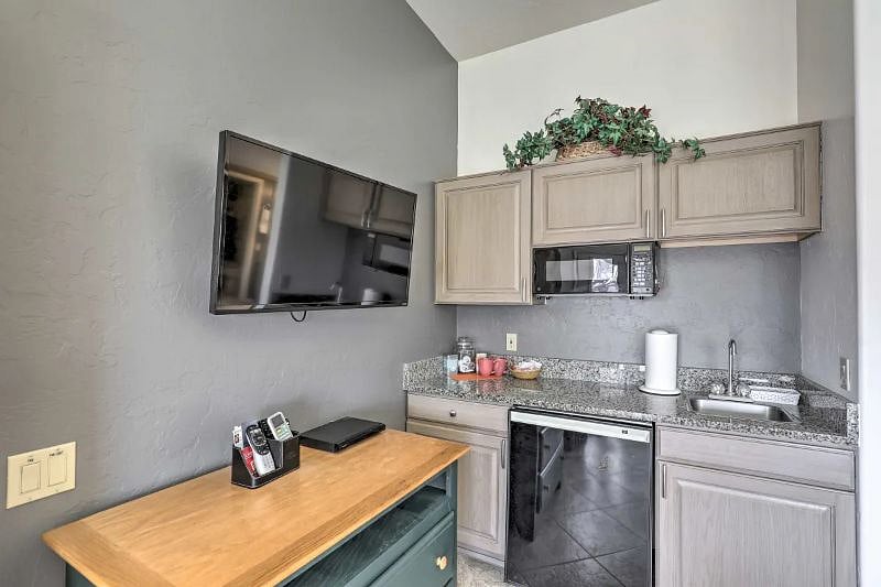 Unit B, Granite C-Tops, Wet Bar, 1/2 Fridge, Microwave, TV