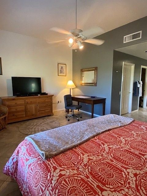 A-King Bed, en-suite full bath, TV, Desk Wi-Fi included
