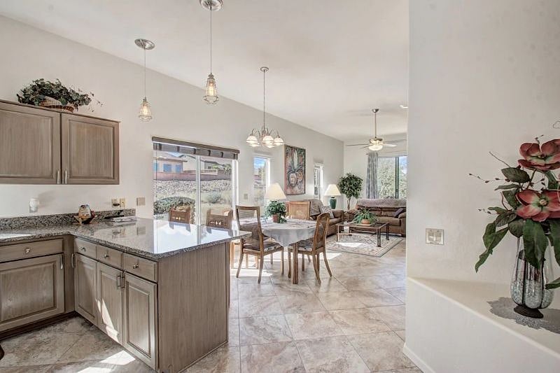 Unit A-Granite Countertops, Breakfast Bar, Dining Table
