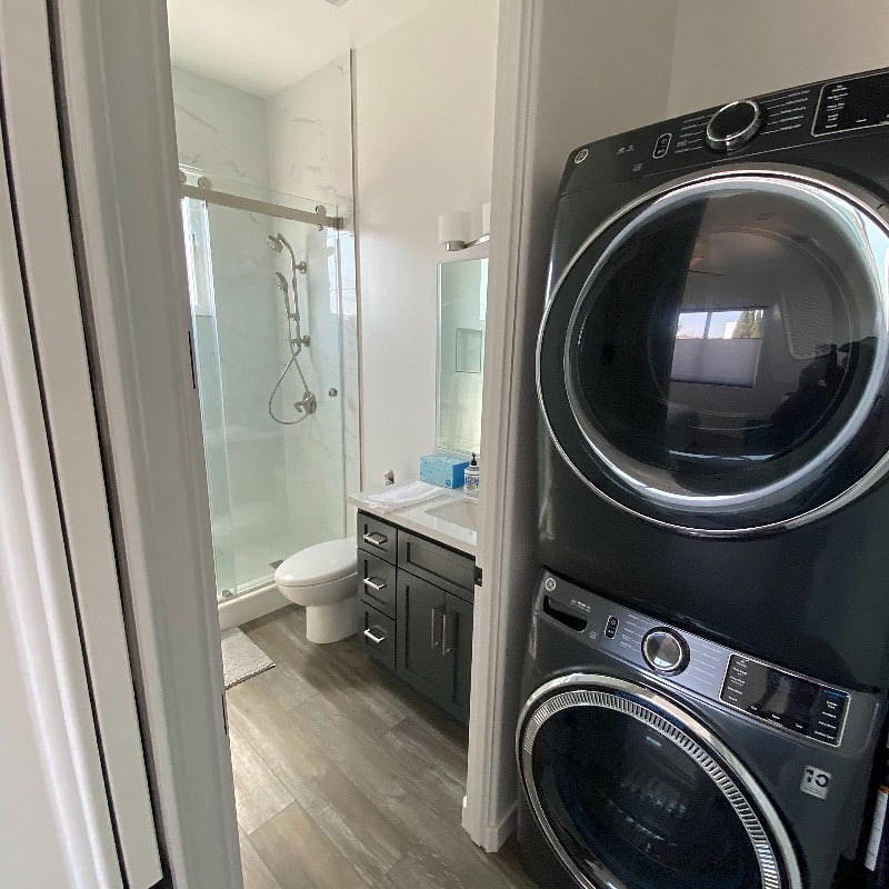 2nd bath/ in unit laundry full size