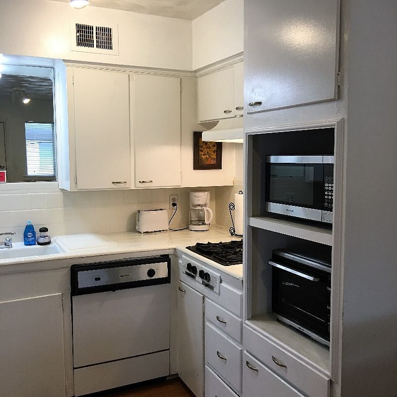 Complete Kitchen with Microwave, Convection Oven and Dishwasher