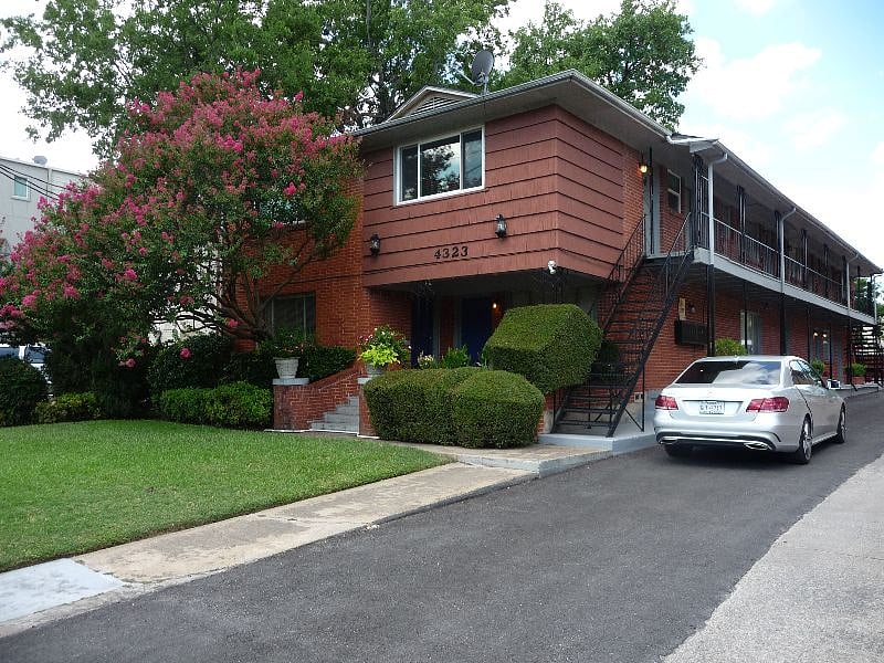 Quaint, Quiet and Cozy Building in the Middle of Trendy Uptown Location
