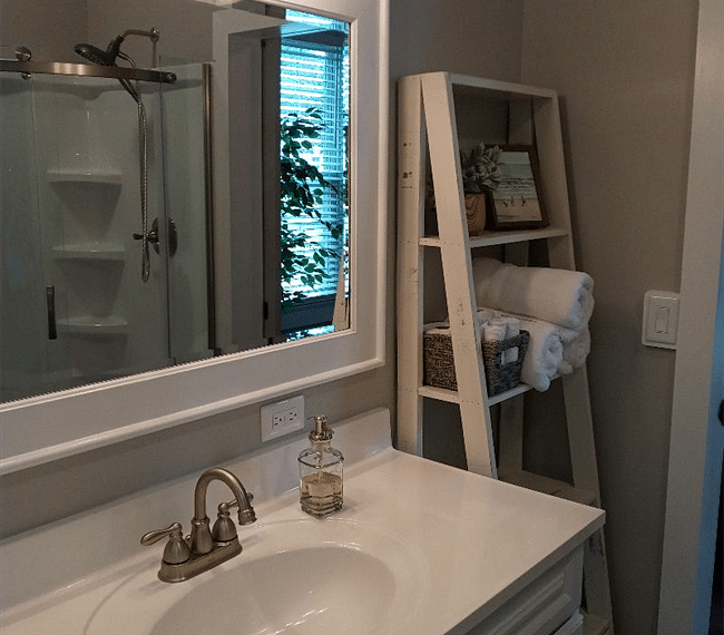 Jack & Jill Full Bath Between Front & Middle Bedrooms
