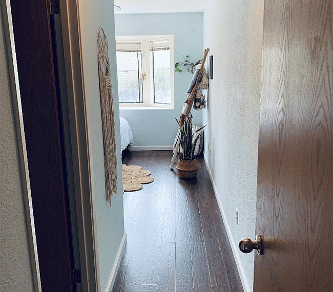 Guest bedroom with en-suite bathroom