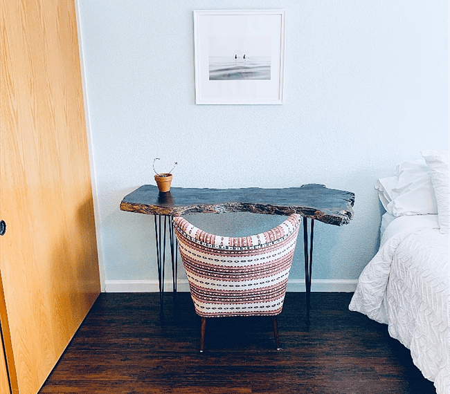 Guest bedroom workstation