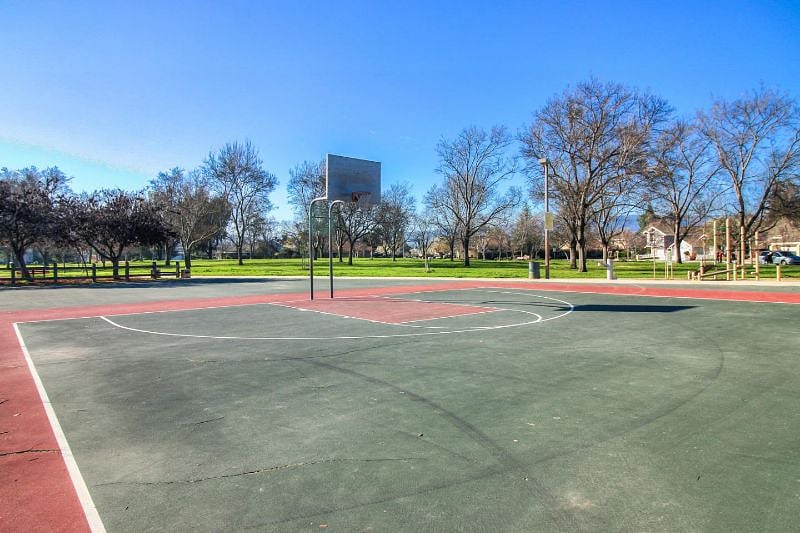 Park nearby 2 blocks away walking distance with basketball court