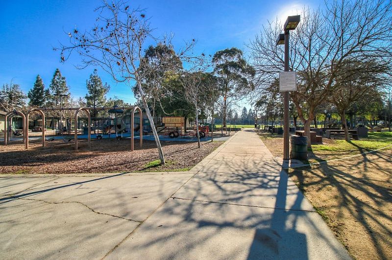 Park nearby walking distance