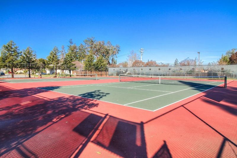Park nearby walking distance with tennis court