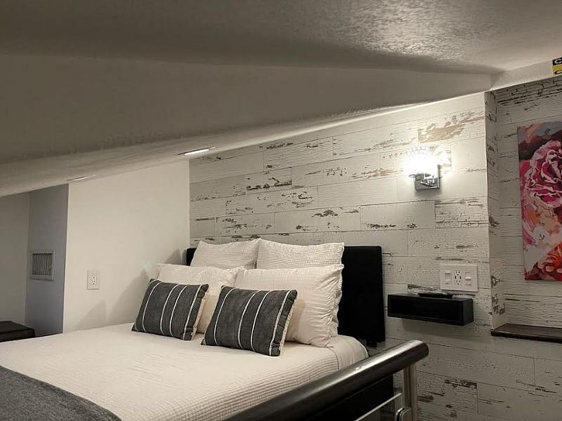 LOFT BEDROOM INCLUDE:
- queen bed
- memory foam mattress 
- double protection mattress & pillow cover 