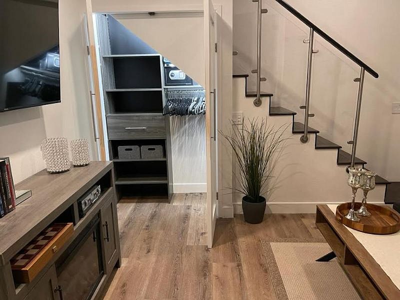 CLOSET INCLUDE:
- hangers
- safe box 