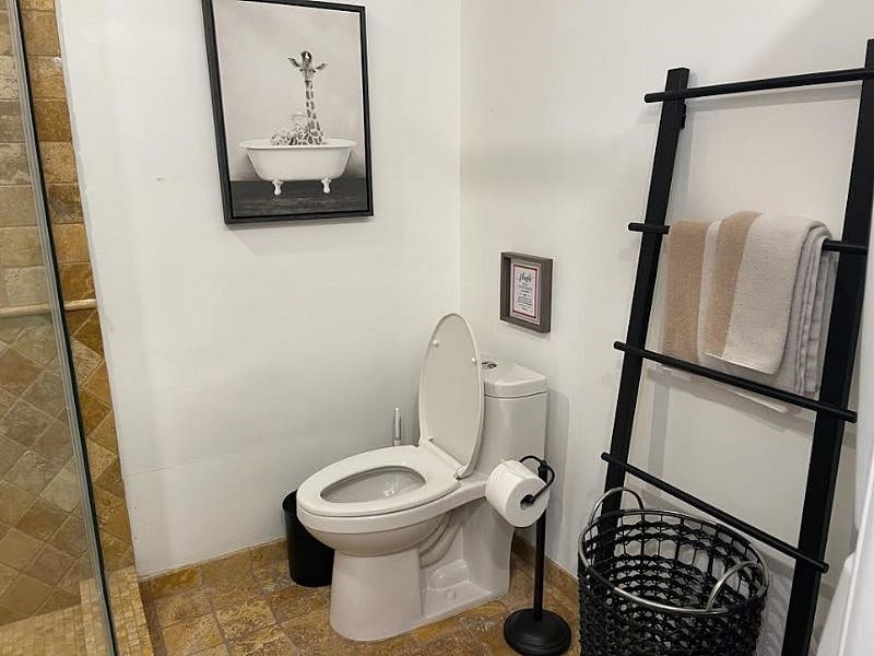 LUXURY SPACIOUS BATHROOM
