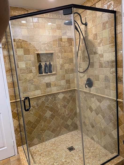 LARGE SHOWER INCLUDE: 
- the best brands & quality soap & shampoo